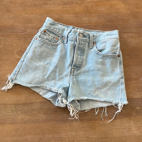 Levi's Pants - Levi’s Wedgie Short - Size 24